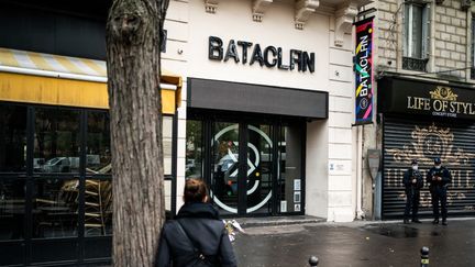 Une femme se tient devant la salle de concert du Bataclan (Paris), le 13 novembre 2020.
 (XOSE BOUZAS / HANS LUCAS / AFP)