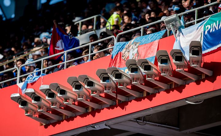 Des caméras de surveillance au stade moscovite du Spartak, samedi 16 juin, lors de la rencontre entre l'Argentine et l'Islande. (THOMAS EISENHUTH / GES-SPORTFOTO / AFP)