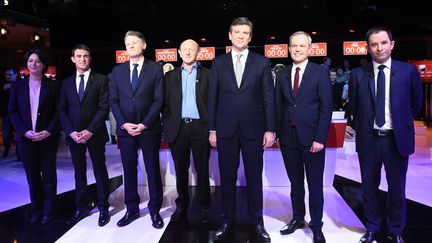 Les sept candidats à la primaire de la gauche, pour l'élection présidentielle de 2017, Sylvia Pinel, Manuel Valls, Vincent Peillon, Jean-Luc Bennahmias, &nbsp;Arnaud Montebourg, Francois de Rugy et Benoit Hamon posent avant&nbsp;le deuxième débat télévisé, le 15 janvier 2017 à Paris.  (BERTRAND GUAY / AFP)