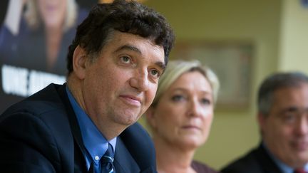 L'&eacute;lu UMP de Gonesse (Val-d'Oise) Denis Vigouroux, le 1er juillet 2013, avec Marine Le Pen, la pr&eacute;sidente du FN (&agrave; droite). Il&nbsp;sera&nbsp;sur la liste du Rassemblement bleu Marine aux &eacute;lections municipales de mars 2014. (MAXPPP)