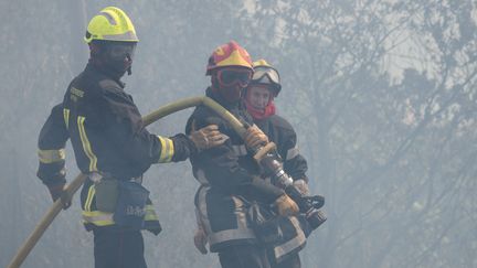 Photo d'illustration de pompiers qui luttent contre un feu.&nbsp; (MAXPPP)