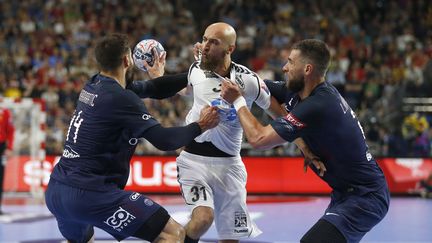 Timur Dibirov (Skopje) face aux frères Karabatic (PSG) (INA FASSBENDER / AFP)