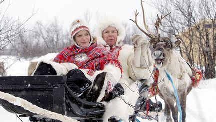 Qu'ils sont mignons le prince Albert et Charlene sur leur traineau en Norv&egrave;ge. C'est pas le comble du luxe &ccedil;a, habiter &agrave; Monaco et affronter le grand froid au moment o&ugrave; il commence juste &agrave; faire beau? (SCANPIX / AFP)