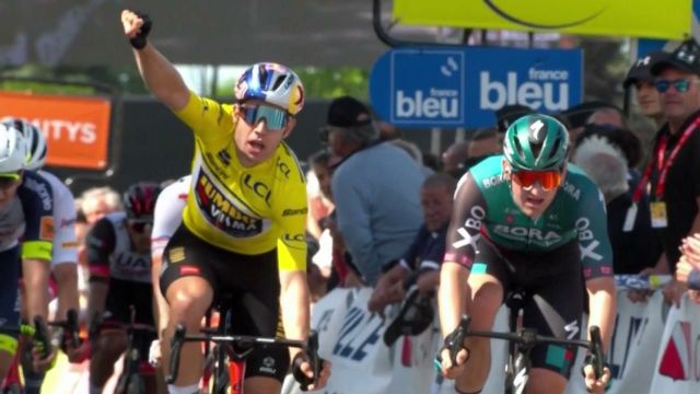 A moins de 100 mètres de l'arrivée, Wout van Aert double l'échappée, excellement bien lancé par Christophe Laporte et s'impose dans cette 5ème étape. Le Belge décroche sa deuxième victoire dans ce Critérium du Dauphiné devant Jordi Meuus et Ethan Hayter.