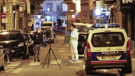 Des policiers dans le quartier de l'Opéra à Paris, après l'attaque au couteau survenue le 12 mai 2018.&nbsp; (GEOFFROY VAN DER HASSELT / AFP)