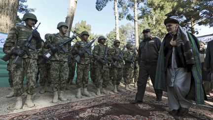 Inspection de la garde militaire afghane &agrave; Qala Naw (Afghanistan), le 31 janvier 2012. (AREF KARIMI / AFP)