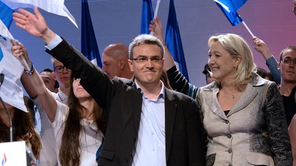 Aymeric Chauprade avec Marine le Pen, pendant un meeting du Front national, le 18 mai 2014, à Paris.&nbsp; (PIERRE ANDRIEU / AFP)