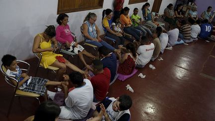 c’est le jour de visite des familles. Tout le monde partage un repas. Ceux qui ont obtenu un certificat d’Ayurveda sont fiers de le montrer et de mettre en pratique leurs nouvelles compétences en massant leurs proches. (REUTERS/Nacho Doce)