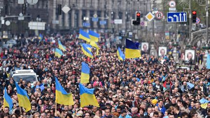 Les électeurs&nbsp;du président ukrainien Petro Porochenko, au Stade olympique de Kiev (Ukraine), le 19 avril 2019. (SERGEI GAPON / AFP)