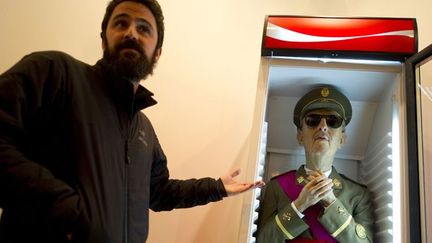 Le sculpteur Eugenio Merino et &quot;son&quot; Franco au rayon frais... (Madrid, 14/12/2012)
 (Pierre-Philippe Marcou / AFP)