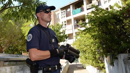 Un policier participe &agrave; une op&eacute;ration anti-drogue, le 5 septembre 2013 &agrave; Marseille (Bouches-du-Rh&ocirc;ne). (ANNE-CHRISTINE POUJOULAT / AFP)