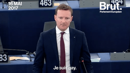 Lors d’une séance plénière au Parlement européen, l’eurodéputé britannique Seb Dance a apporté son soutien à la communauté homosexuelle persécutée en Tchétchénie. (Brut)