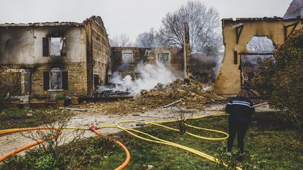 Deux personnes ont été retrouvées mortes et calcinées dans un corps de ferme à Châteauvilain (Isère), le 27 novembre 2023. (JEAN-BAPTISTE BORNIER / LE DAUPHINE / MAXPPP)