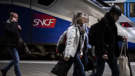 Des clients sur un quai de la gare Montparnasse à Paris le 6 décembre 2019. (MAXPPP)