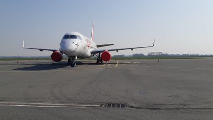 Un avion sur le tarmac à Lille en mars 2020.&nbsp; (STÉPHANE BARBEREAU / FRANCE-BLEU NORD)