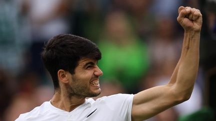 Carlos Alcaraz célèbre sa victoire face à Tommy Paul, le 9 juillet 2024 en quarts de finale de Wimbledon. (TAKUYA MATSUMOTO / YOMIURI)