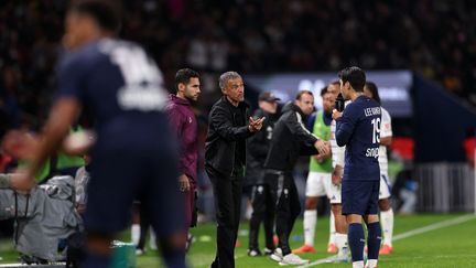 Luis Enrique, l'entraîneur du PSg, parle à ses joueurs lors du match contre Strasourg, le 19 octobre 2024. (FRANCK FIFE / AFP)