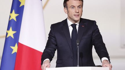 Emmanuel Macron lors d'une conférence de presse sur les forces françaises au Sahel, à l'Elysée, le 17 février 2022. (IAN LANGSDON / AFP)