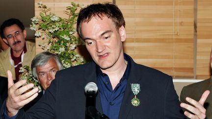 Présent à Cannes en tant que président du jury et pour présenter Kill Bill: Vol.2, Tarantino est aussi décoré de la Légion d'honneur. Une récompense qui lui est remise par le cinéaste&nbsp;Milos Forman. (PASCAL GUYOT / AFP)