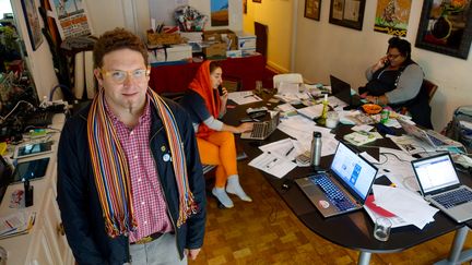 Le&nbsp;fondateur de la DC Marijuana Coalition, Adam Eidinger, pose dans les locaux de son association, le 31 octobre 2014, à Washington (Etats-Unis). (ROBERT MACPHERSON / AFP)