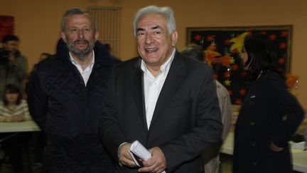 Dominique Strauss-Kahn (D), le 6 mai 2012 &agrave; Sarcelles (Val-d'Oise). (GONZALO FUENTES / REUTERS)