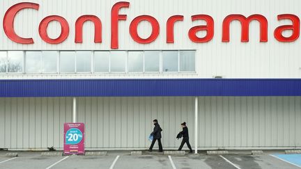 Devant un magasin de l'enseigne Conforama, à Nantes (Loire-Atlantique), le 22 juin 2009.&nbsp; (MAXPPP)