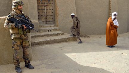 Un militaire fran&ccedil;ais monte la garde devant une mosqu&eacute;e, &agrave; Tombouctou (Mali), le 31 janvier 2013. (ERIC FEFERBERG / AFP)