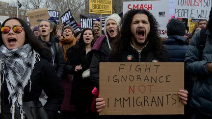 Des manifestants protestent contre la politique migratoire de Donald Trump à New York, le 11 février 2017. (STEPHANIE KEITH / REUTERS)