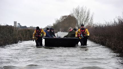 Des habitants de Muchelney (Royaume-Uni) quittent le village par bateau, le 31 janvier 2014. (CARL COURT / AFP)