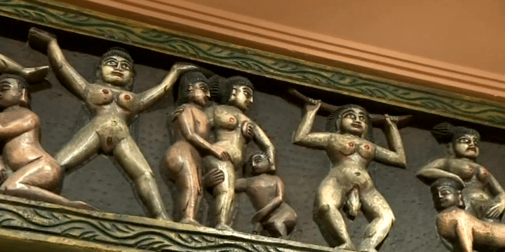 Le Kama Sutra en bas relief une des pièces maîtresses du musée de l'érotisme
 (France 3 / Culturebox)