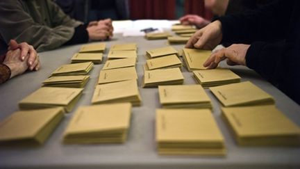 Dépouillement des élections cantonales, dans un bureau de Dijon (AFP/JEFF PACHOUD)