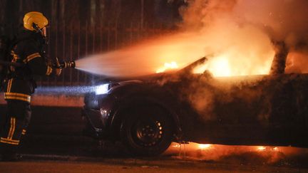 Quatre véhicules incendiés à Limoges, sur le parking fermé de l'agence régionale de santé. Image d'illustration. (JEAN-FRANCOIS BADIAS / MAXPPP)