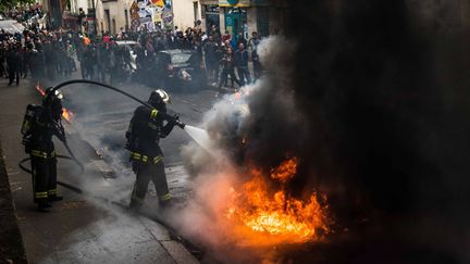 &nbsp; (Une voiture de police avait été attaquée à Paris et incendiée le mercredi 18 mai © MaxPPP)