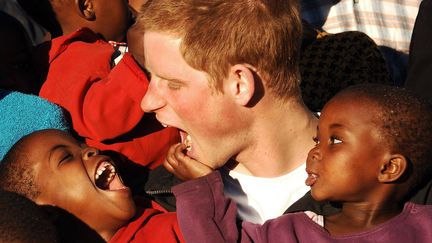 AVRIL 2006 - Il est de retour au Lesotho pour l’inauguration de son œuvre de bienfaisance "Sentebale", qui signifie "ne m'oublie-pas" en langue seSotho. (REUTERS)