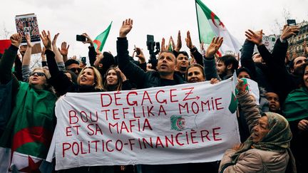 Environ 6 000 manifestants se sont également réunis place de la République à Paris, le 3 mars 2019, pour réclamer le départ&nbsp;du président algérien Abdelaziz Bouteflika. (MARIE MAGNIN / HANS LUCAS)