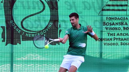 Novak Djokovic lors d'une rencontre d'exhibition en Bosnie-Herzégovine, le 13 juillet 2022. (ELVIS BARUKCIC / AFP)