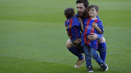 Lionel Messi avec ses deux premiers enfants (LLUIS GENE / AFP)