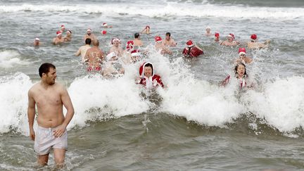 Des Irlandais participent &agrave; une baignade de charit&eacute; pour la&nbsp;Royal National Lifeboat Institution, sur la plage d'East Strand, &agrave; Portrush (Irlande du Nord), le 18 d&eacute;cembre 2011. (CATHAL MCNAUGHTON /&nbsp;REUTERS)