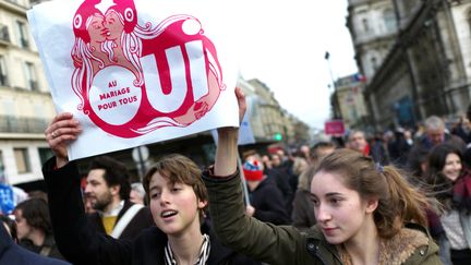 150 000 personnes selon les organisateurs, 60 000 selon la police, ont manifest&eacute; &agrave; Paris pour le mariage pour tous, le 16 d&eacute;cembre 2012. (FRED DUFOUR / AFP)