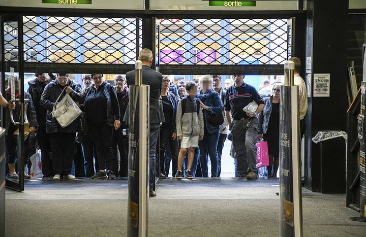 Des fans de Johnny à l'ouverture de la Fnac Bellecour, à Lyon, vendredi 19 octobre 2018 à 10H00
 (Joël Philippon / PhotoPQR / Le progrès)