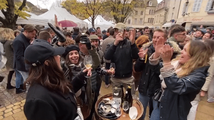 Les 18 et 19 novembre, se tenait dans le Bourguignon la traditionnelle vente des Hospices de Beaune. Cette vente aux enchères st désormais devenue une grande fête populaire. Reportage. (franceinfo)