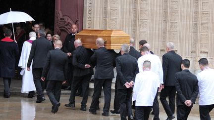 L'entrée du cercueil de Paul Bocuse dans la cathédrale Saint-Jean de Lyon, suivi par des chefs (26 janvier 2018)
 (Mathis Boussuge / CrowdSpark / AFP)