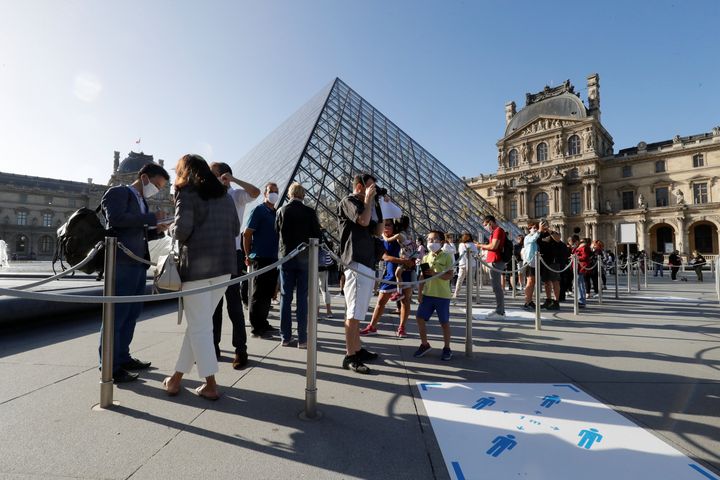 Il y a 227 ans, l’ancienne résidence royale est devenue le plus grand musée de la planète&nbsp;: le Louvre. Près de 10&nbsp;000 touristes se pressent chaque année pour voir ses 30&nbsp;000 tableaux. (FRANCOIS GUILLOT / AFP)