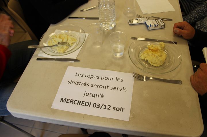 De lundi &agrave; mercredi, la mairie assure deux repas par jour pour les sinistr&eacute;s. "Il y a une solidarit&eacute; ph&eacute;nom&eacute;nale ici", appr&eacute;cie Gis&egrave;le. (THOMAS BAIETTO / FRANCETV INFO)