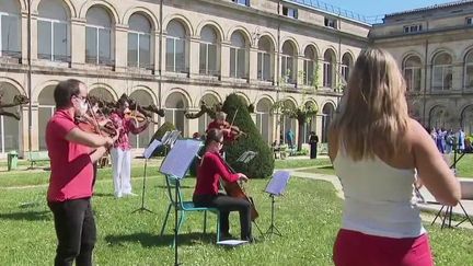 Des musiciens et des chanteurs volontaires de l’Orchestre National Bordeaux-Aquitaine (ONBA) se sont produits sous les fenêtres de l’hôpital Saint-André, à Bordeaux (Gironde), vendredi 10 avril. Une initiative qui fait du bien au moral en temps de confinement. (FRANCE 3)