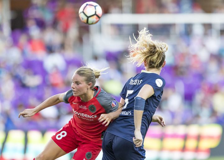 La milieu de terrain des Portland Thorns Amandine Henry (en rouge, à gauche) à la lutte sur un ballon aérien avec son adversaire Samantha Mewis des North Carolina Courage, le 14 octobre 2017 à Orlando (Floride). (ICON SPORTSWIRE / GETTY IMAGES)