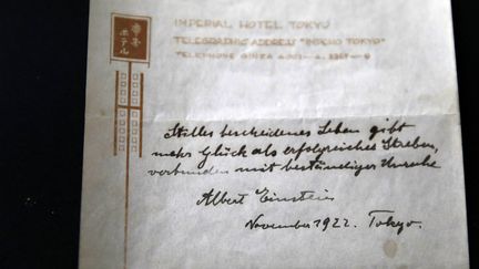 La note d'Albert Einstein datant de 1922, vendue 1,1 million d'euros, le 24 octobre 2017. (MENAHEM KAHANA / AFP)