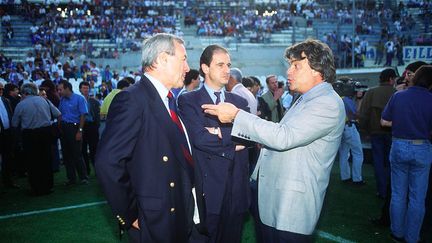 Bernard Brochand, président de l'association PSG, Pierre Lescure, co-fondateur de Canal+ et Bernard Tapie, président de l'OM, discutent en 1993 au stade Vélodrome. (COLIN MAX/ SIPA)