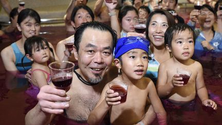 &nbsp; (© MaxPPP Un bain de Beaujolais nouveau 2014 dans l'ouest du Japon)