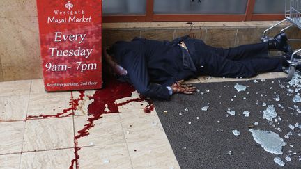 Le corps d'une victime au centre commercial Westgate de Nairobi (Kenya) au cours de l'attaque terroriste le 21 septembre 2013.&nbsp; ( REUTERS)